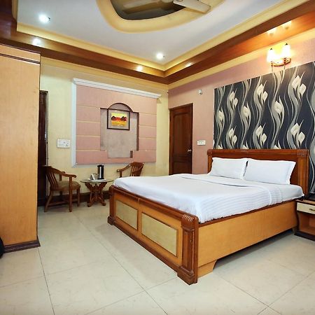 Capital O 10990 Hotel Gobind Regency Zirakpur Eksteriør billede