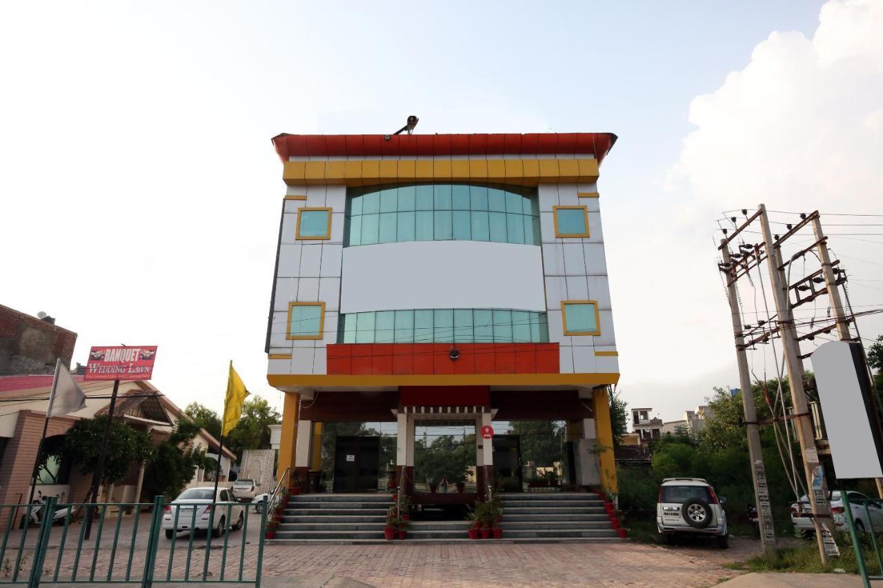 Capital O 10990 Hotel Gobind Regency Zirakpur Eksteriør billede