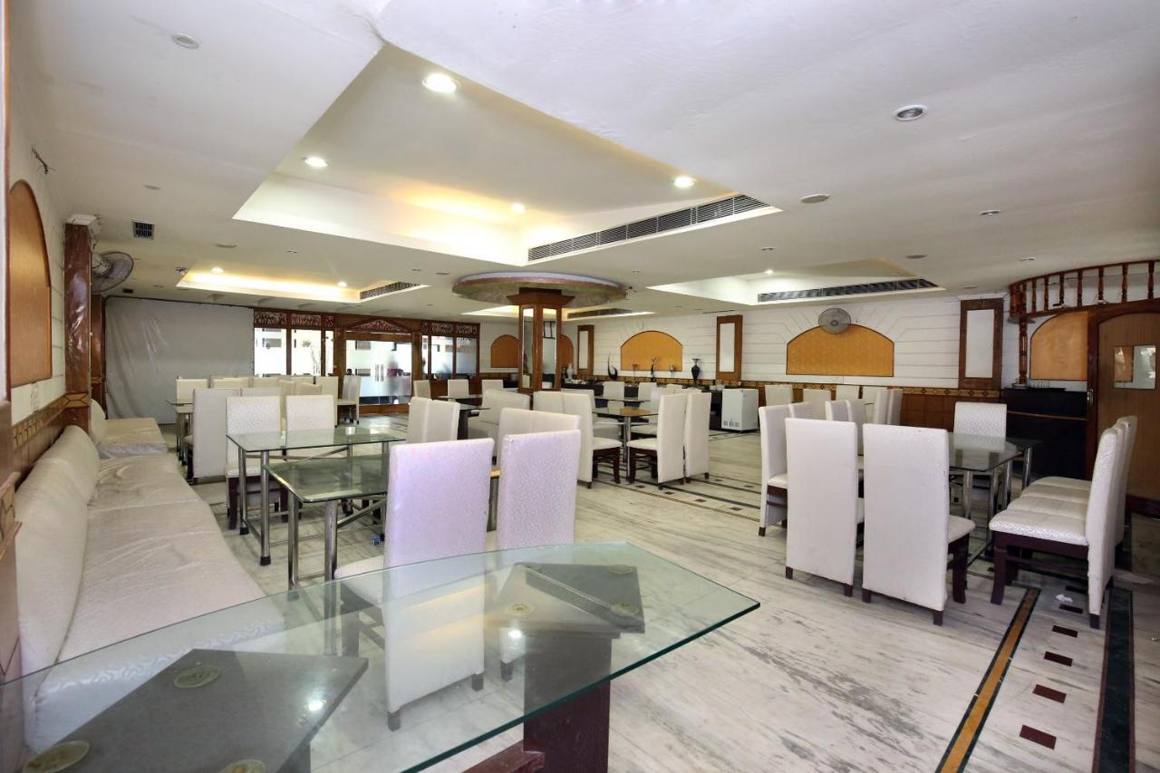 Capital O 10990 Hotel Gobind Regency Zirakpur Eksteriør billede