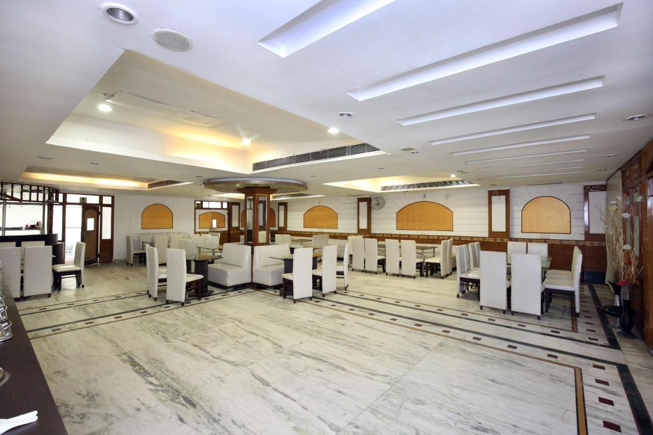 Capital O 10990 Hotel Gobind Regency Zirakpur Eksteriør billede